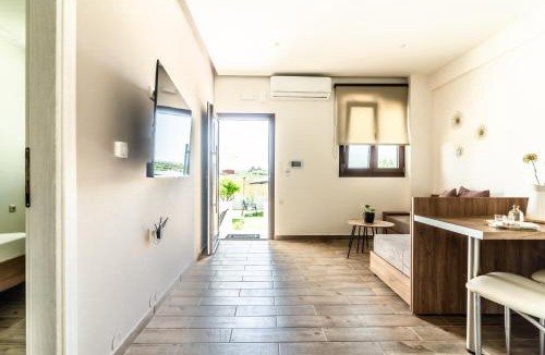 Malevizi Apartment | Cozy House with Pool near Beach