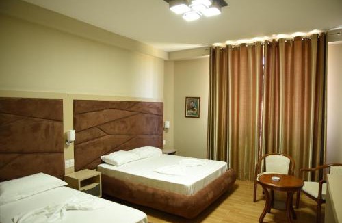 Mbrostar-Urë Hotel | Fjortes Palace