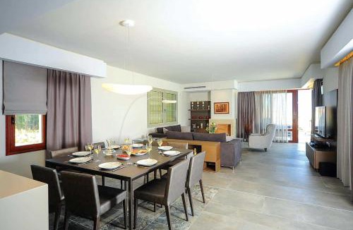 Atsipópoulon Villa | Red Oak Tree Villa