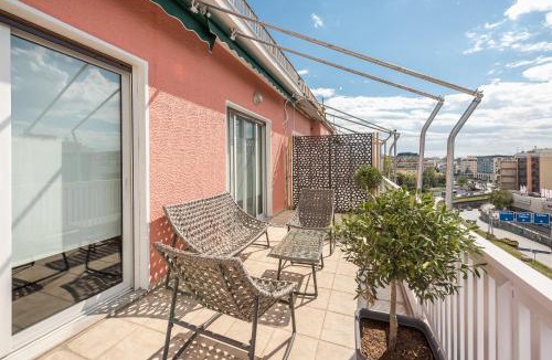Neos Kosmos Apartment | Traveler's Dream 4 brdm Renovated Penthouse