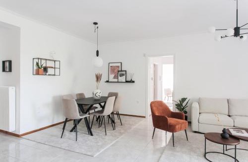 Khalandrion Apartment | Splendid 3BR Apartment close to Famous Sporting Event Stadium