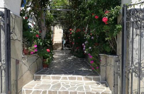 Ios Town Apartment | Galini Pension