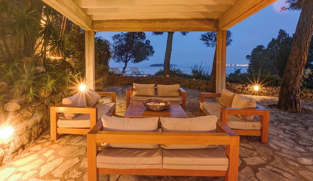 Unique location, 20m private path to the sandy beach, 5km from Corfu town. in korfu