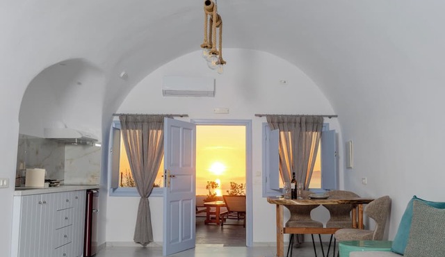 Sun Angelos Oia - Luxury Cave Suites