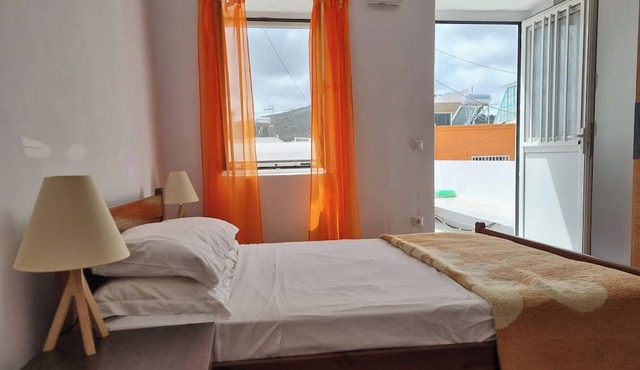 1-bed House Sleeps 4 - Free Parking, Patio, Wifi in Rhodes