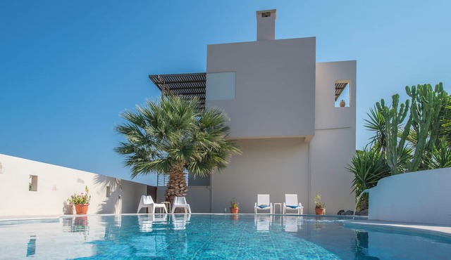 Xenos Villa 2 With 5 Bedrooms Private Swimming Pool, Near the sea