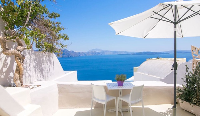 Morfi Cave House in Santorini