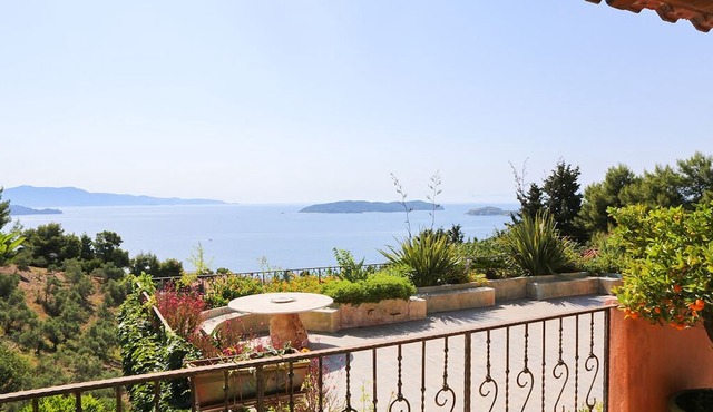 Best location deluxe apartment "Fire" in Villa Stratos near the sea amazing view in island of Skiathos - Ahladies