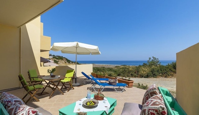 Live by the sea at House Almyra