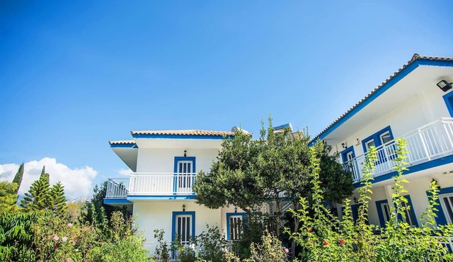 Bluewhite Studio - Garden by the Pool in Kefalonia