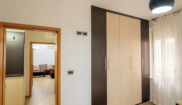 Tirent Apartment - Spacious 2-Bedroom Stay Near Liqeni i Thatë in Farke