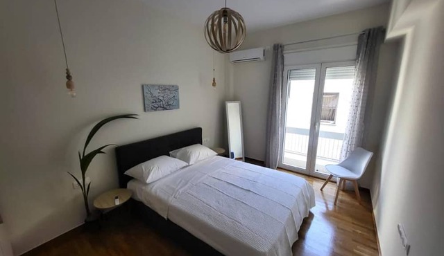 2 bd Renovated Flat at Acropolis