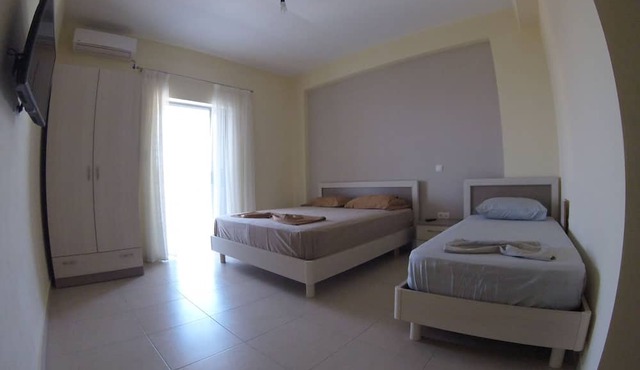 RIVIERA ROOMS in Himarë