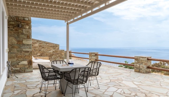 Apartment 'Captain's Koutsi Suite' with Private Terrace, Wi-Fi and Air Conditioning in Apróvaton
