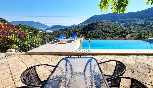 Villa Victoria Lefkada - 3 Bedroom Villa w private Pool in Katochori