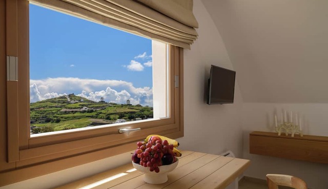 Nikolia's House, New Luxe villa & Prive Jacuzzi in Santorini
