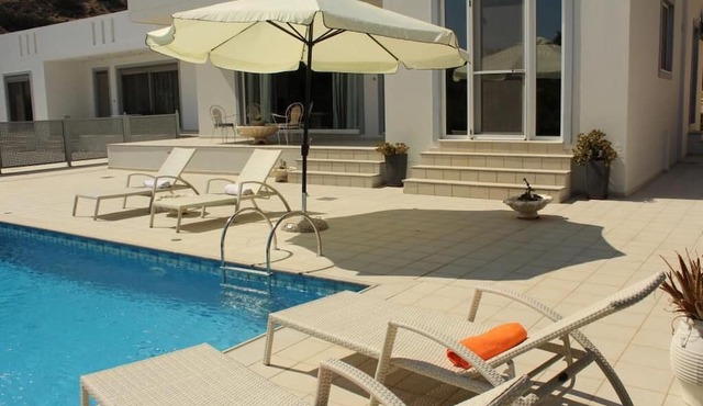 Luxury villa in the best beach location! in Koutsounari