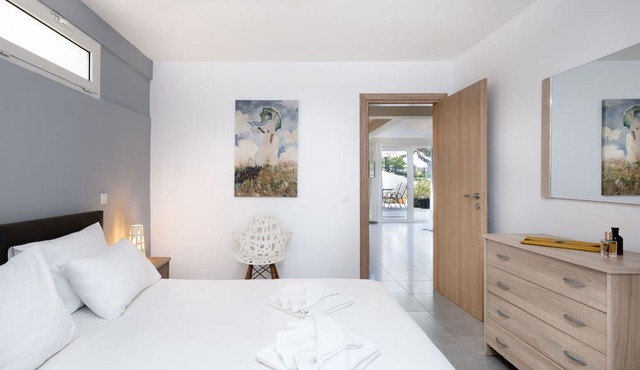 Two Bedroom Apartment with Garden by BluPine (Vouliagmeni Stylish Homes) in Athens