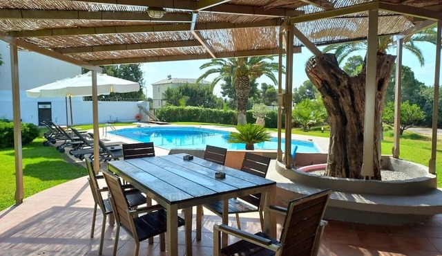 Kinetious Nisous Stylish Apt, Pool, near the Beach in Kineta