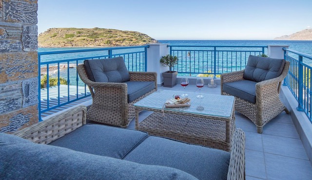 Seafront house with Jacuzzi, 20 meters to the Beach and Restaurants in Mochlos