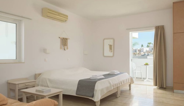 Reina Apartments