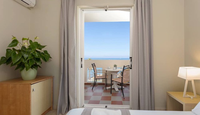 Xenos Kamara Beach
