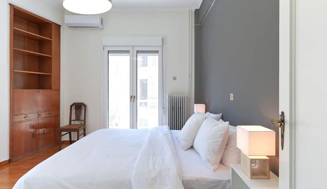 Ithakis12 Chic Renovated Hideaway in Vibrant Squar