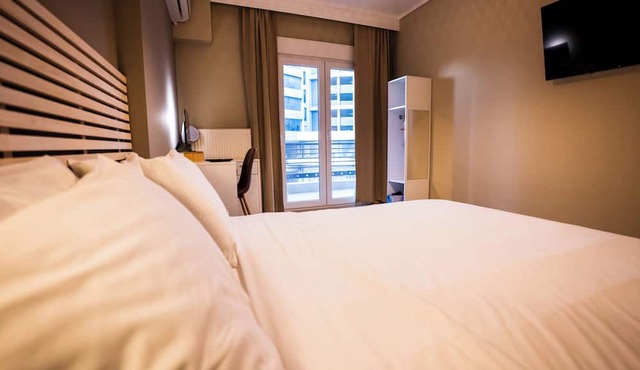 Modern Apt 1 + Parking (Pay), 100m from Metro in Thessaloniki