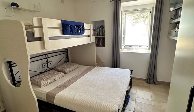 Cozy apartment for small family 2 minutes from Castello Baby Beach in Idra