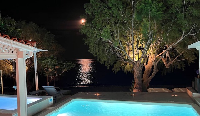 NIKKON LUXURY LIVING is a luxury private villa, in top of the sea.Enjoy LUXURY.