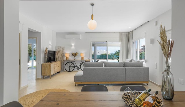 Villa Yiayia: Relaxing by the sea (Heated pool)