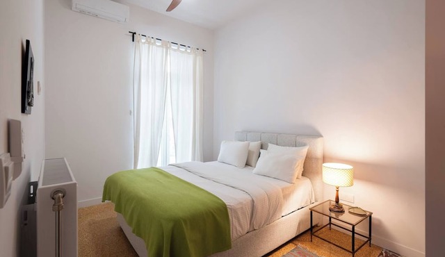 2BR Apt 20 Mins From Acropolis w/Washer & Dryer in Athens