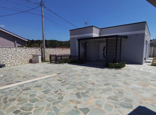 Villa Timi - Modern Villa with Private Pool near Tirana in Muçaj