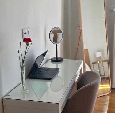 Spacious Art Home in Gazi Near Metro 2 min
