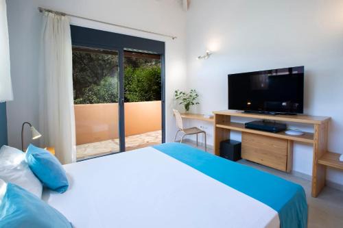 Villa Amoudia - Luxury Villa right on the beach with Private Pool