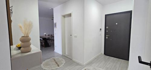 Modern Loft Scenic Views & Private Garage in City Center