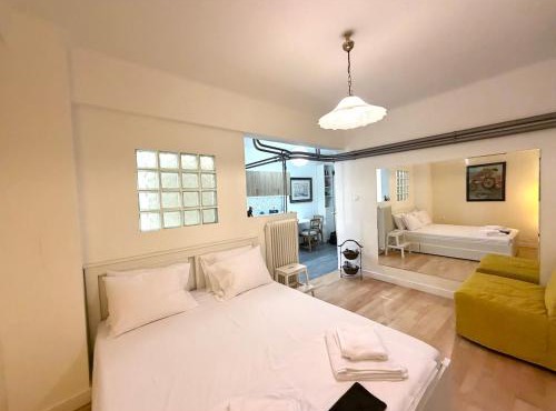Cozy, Newly Renovated Studio in Central Athens in Athens