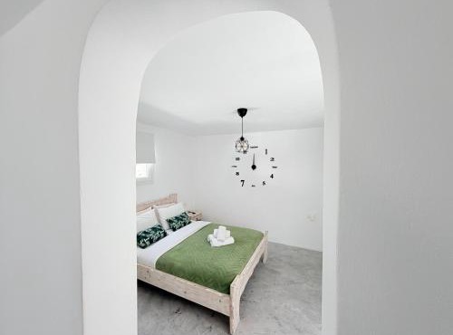 Almond Deluxe Suite in Santorini