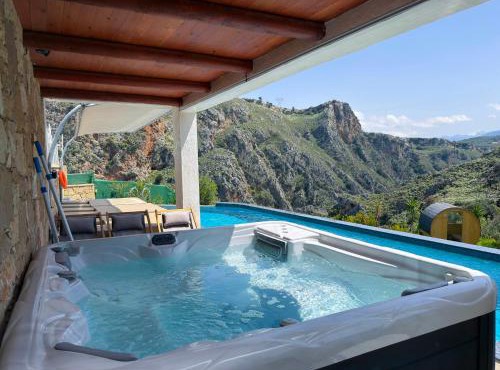Villa Rokka Luxe - Free Private Heated Pool, Hot Tub, and more in Kissamos