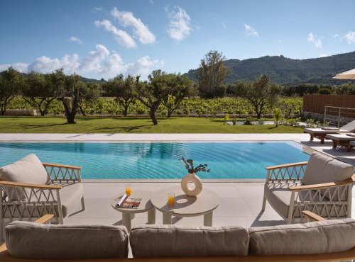 Reveria Villa, a 1500m2 Private Poolside Stay, By ThinkVilla in Tragaki