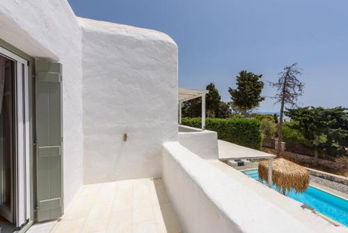 Sun Drop 1 with private pool, 5-min walk to Drios beach in Drios