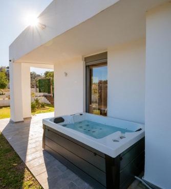 Villa Tata - Private Pool, Garden & Mountain View near the Sea