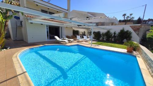 Holiday villa SUNJOY close to the beach in Sounio