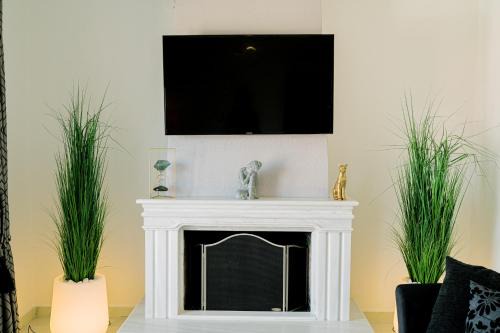BLACK & WHITE SeaSide House