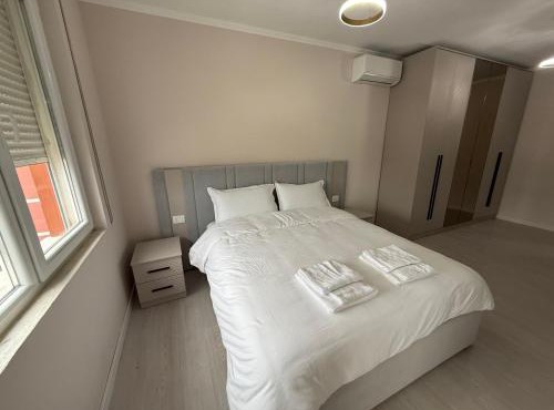 E&E Family Apartment, 5 min from Airport, city center in Vorë