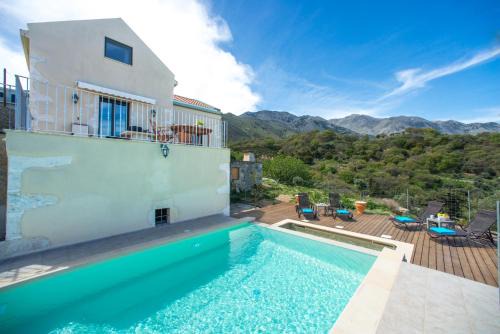 Villa Cretan View with Heated Swimming Pool in Pátima