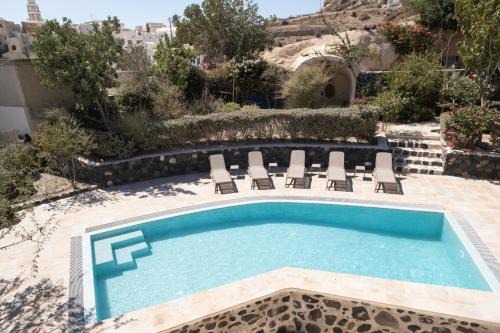 Mantilida Villas with pool in Emporio Santorini