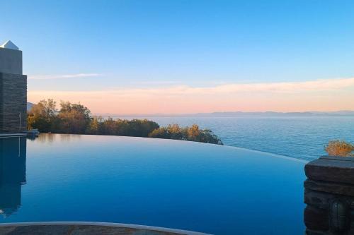 Villa Scorpio,Luxury Seafront Villa with Infinity Pool in Keratea