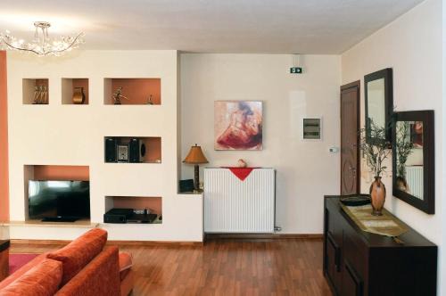 Central Grevena Retreat with Mountain Views