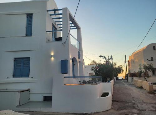 Captain Lazaros Detached Beach Villa and Suites in Perissa